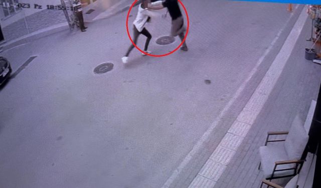 Bursa'da yolda yürürken bıçaklı saldırıya uğradı! Cinayet anı kamerada