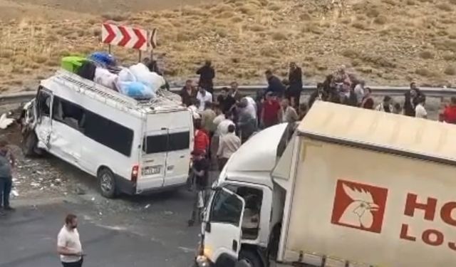 Van - Hakkari karayolunda minibüs ile kamyon çarpıştı: 1 ölü, 7 yaralı
