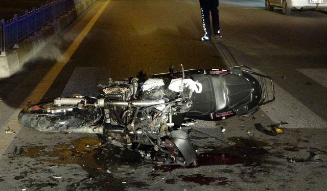 Uşak - Ulubey yolunda motosikletin kamyonete çarptığı kazada 2 kişi hayatını kaybetti