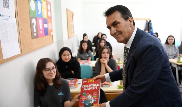 Bursa’da Osmangazi Belediyesi’nden lise öğrencilerine yardımcı kitap desteği