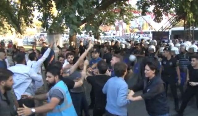 Fatih’te ÖZGÜR-DER üyelerinin gerçekleştirdiği ırkçılığa karşı eylemde gerginlik: 6 gözaltı