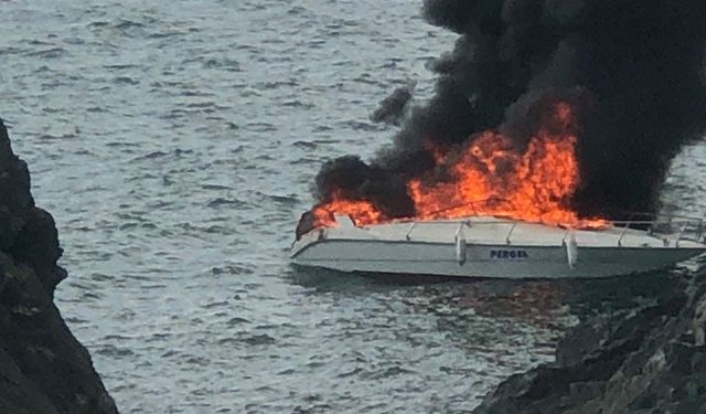 Hatay Samandağ ilçesinde sürat teknesi yandı, 5 kişiyi Sahil Güvenlik kurtardı