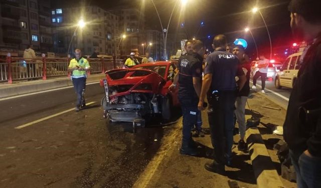 Kayseri Kocasinan ilçesinde otomobil aydınlatma direğine çarptı! 4 yaralı