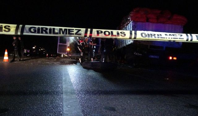 Bursa - İzmir yolu Doğanköy mevkiinde dinamit yüklü kamyon devrildi