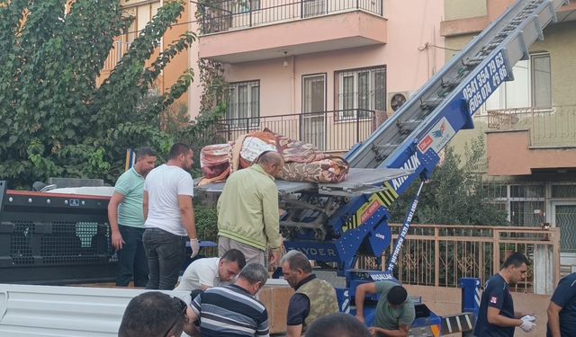 Manisa Turgutlu ilçesinde evinde ölü bulunan şahsın cansız bedeni yük asansörüyle taşındı