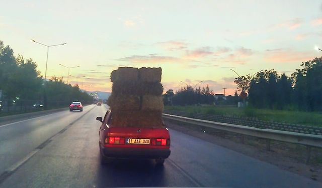 Bursa'da aracın üzerinde saman taşındı