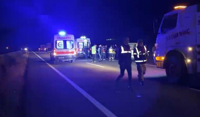 Erzurum Horasan ilçesinde yolcu otobüsü traktör römorkuna çarptı: 2 ölü, 14 yaralı
