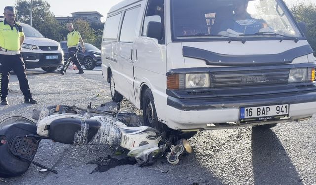 Bursa’da minibüs, motosikletliyi altına aldı!