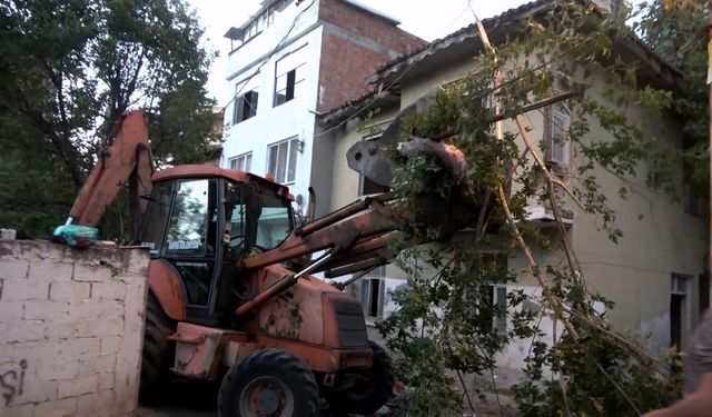 Samsun’da belediye başkan adayının evinden 15 kamyon çöp çıktı