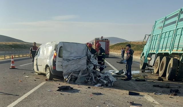 Nevşehir'de Derinkuyu gişeler mevkiinde hafif ticari araç kamyona arkadan çarptı: 2 ölü