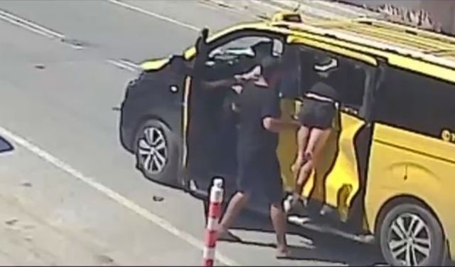 Antalya Manavgat ilçesinde taksiyle çarpışan motosiklet sürücüsü, fırlayarak girdiği camda asılı kaldı