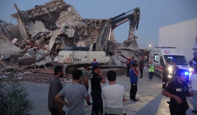 Hatay Antakya ilçesinde yıkım sırasında bina iş makinasının üzerine çöktü, operatör hayatını kaybetti