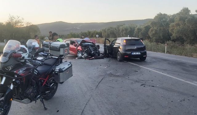 Bursa İznik ilçesinde virajı alamayan araç karşıdan gelen iki otomobile çarptı: 4 yaralı