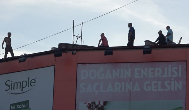 Kırıkkale'de intihar girişimi! Kiremitleri yola fırlattı, çatının kıyısında oturup sigara içti