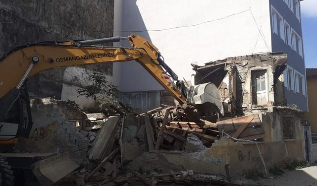 Bursa Osmangazi’de metruk binalar tek tek yıkılıyor