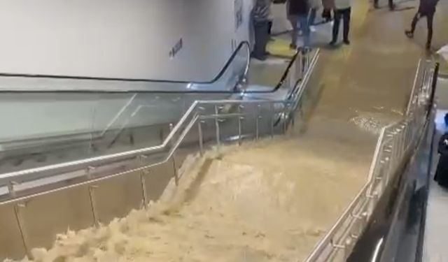 Pendik'te metro durağını su bastı