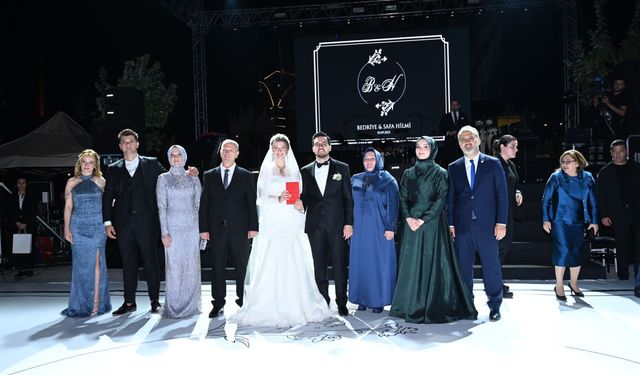 Bursa Büyükşehir Belediye Başkanı Alinur Aktaş'ın oğlu evlendi, nikahlarını başkan kıydı
