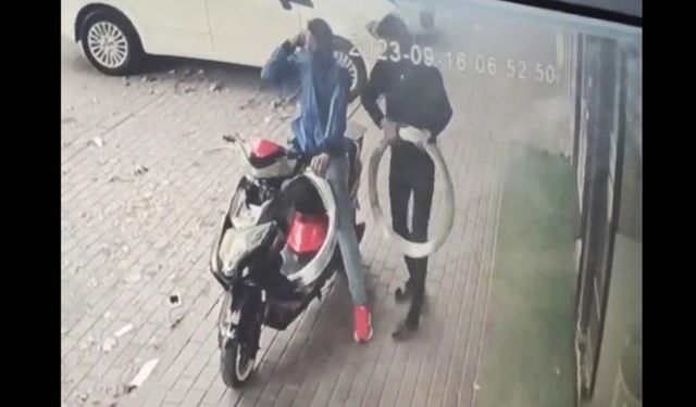 Bursa İnegöl ilçesinde nalburun önünden tel çalan hırsızlar kameraya yakalandı