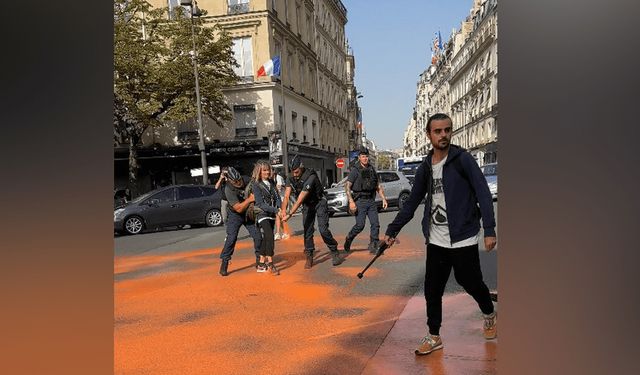 Paris'te iklim aktivistleri Elysee Sarayı yakınındaki meydanı turuncuya boyadı