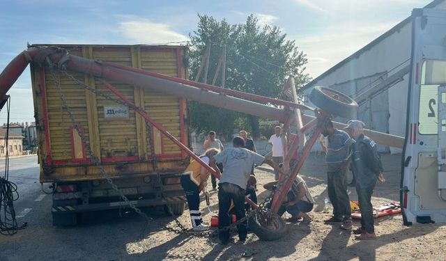 Tekirdağ'da kamyon helezona çarpınca savrulan işçi yaralandı