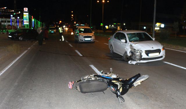 Tokat'ta iki otomobilin çarptığı motosikletli yaralandı