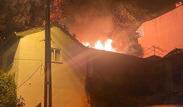 Bursa’da bir metruk bina cayır cayır yandı! 1 gözaltı