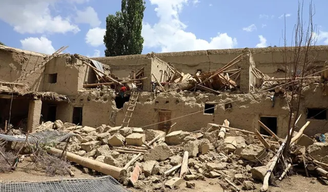 Afganistan’daki depremde can kaybı 2 bin 400’e yükseldi