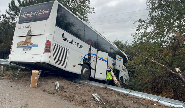 Bursa Osmangazi ilçesinde yolcu otobüsü şarampole uçtu: 2 yaralı