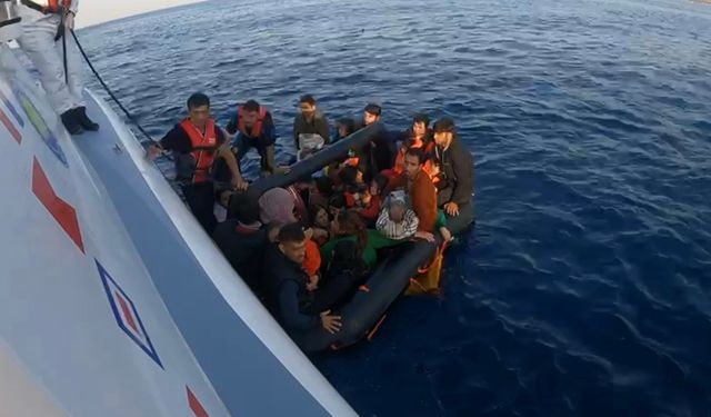 Çanakkale Ayvacık açıklarında 136 kaçak göçmen kurtarıldı, 29 kaçak göçmen yakalandı