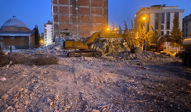 Kahramanmaraş Onikişubat ilçesinde yıkım çalışması esnasında işçi ekskavatörün altında kaldı