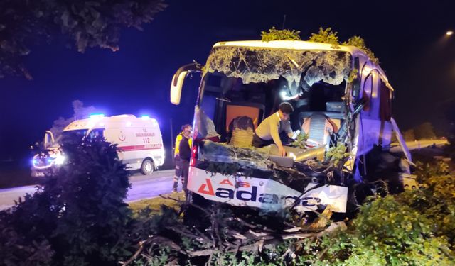 Kayseri İncesu ilçesinde kontrolden çıkan yolcu otobüsü aydınlatma direğine çarptı: 16 yaralı