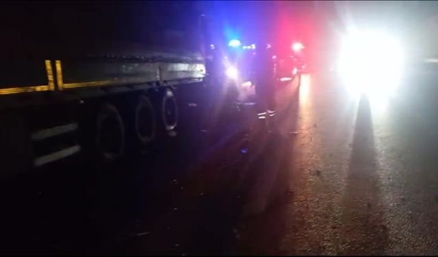 Hatay İskenderun ilçesinde bozulan kamyonu çekiciye yüklemeye çalışan kişilere tır çarptı: 2 ölü, 1 yaralı