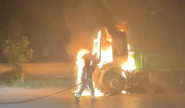 Bursa Osmangazi ilçesinde seyir halindeki kamyon alev alev yandı