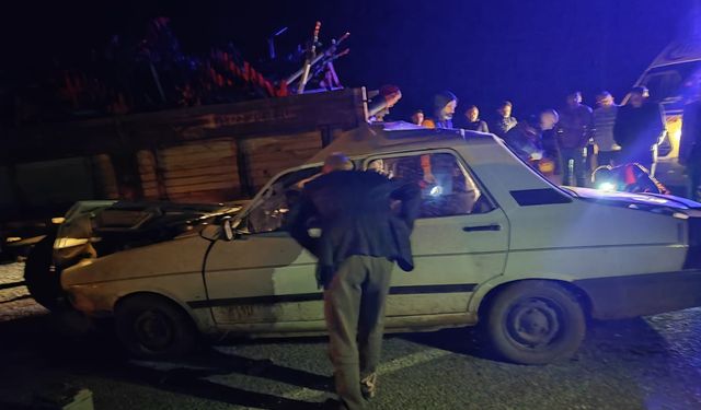 Bitlis Ahlat ilçesinde otomobil traktöre çarptı: 1 ölü, 1 yaralı