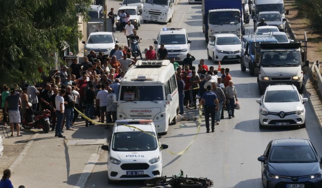 Adana Yüreğir ilçesinde motosiklet sürücüsü önce yayaya sonra minibüse çarptı: 1 ölü, 1 yaralı