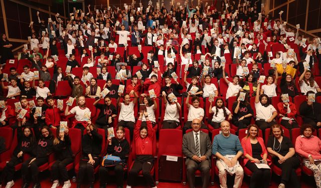 Bursa'da öğrenciler Çocuklara Kitap Söyleşileri’nde yazar Kaan Elbingil ile buluştu