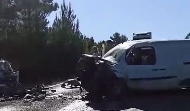 Manisa'da kaza! Otomobille hafif ticari araç çarpıştı: 2 ölü, 3 yaralı