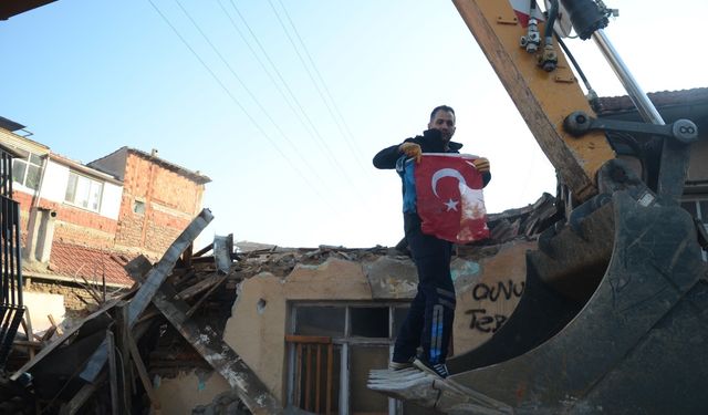 Bursa'da metruk bina yıkımı esnasında bayrak hassasiyeti duygulandırdı