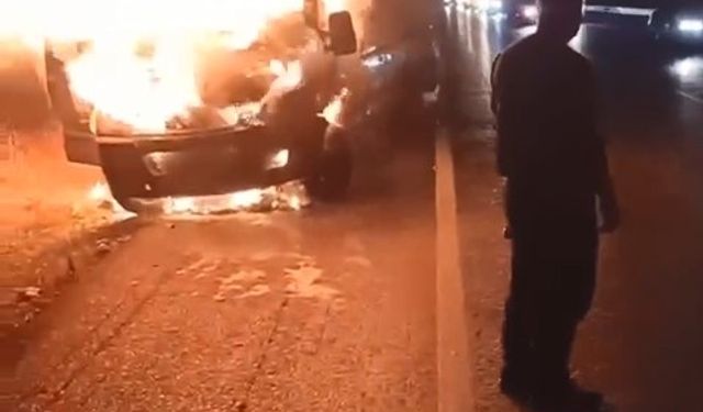 Bursa Yıldırım ilçesinde seyir halindeki kamyonet alev alev yandı