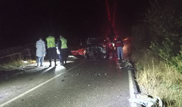 Isparta Şarkikaraağaç ilçesinde otomobil ile kamyonet çarpıştı: 5 ölü, 1 yaralı