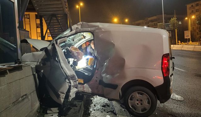 Ankara Çankaya ilçesinde hafif ticari araç üst geçidin ayağına çarptı: 2 ölü, 1 yaralı