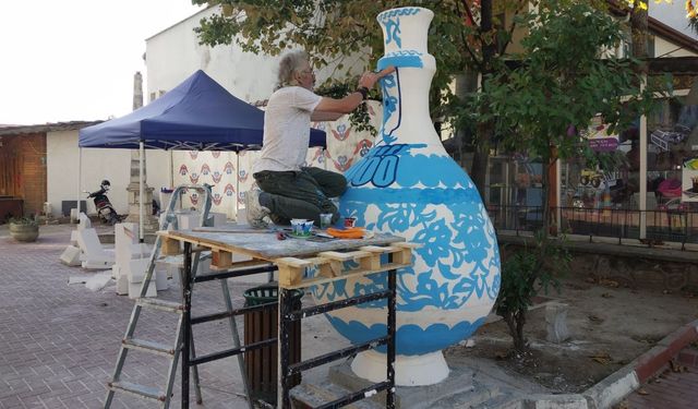 Bursa İznik çinisinden 2 metrelik dev vazo