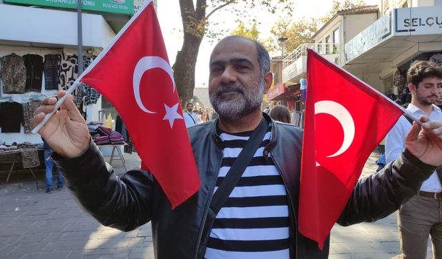 Bursa'da Pakistanlı turistin Türk bayrağı sevgisi