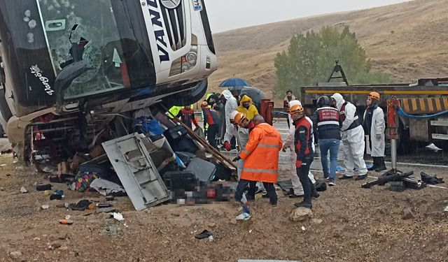 Sivas Gürün ilçesinde yolcu otobüsü devrildi: 7 ölü, 40 yaralı