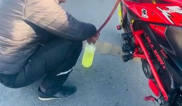 Kadıköy E-5 karayolu üzerinde kurnaz motosiklet sürücüsü bedava benzin topladı
