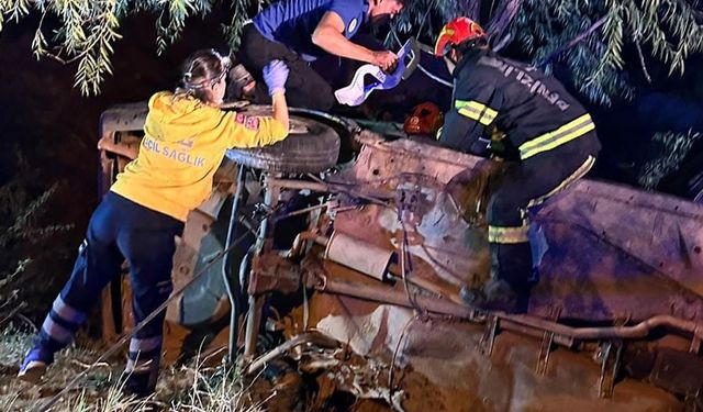 Denizli Sarayköy ilçesinde şarampole yuvarlanan araç ağaçta asılı kaldı: 2 ölü, 3 yaralı
