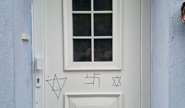 Almanya'da camiye çirkin saldırı! Kapıya gamalı haç çizdiler, pencereleri yakmaya çalıştılar