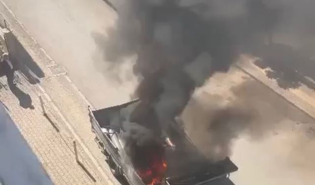 Bursa Yıldırım ilçesinde park halindeki kamyonetin dorsesinde yangın çıktı