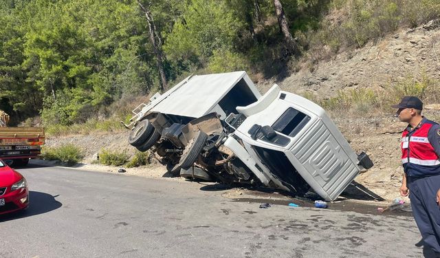 Alanya'da çöp kamyonunun devrilmesi sonucu  işçi yaşamını yitirdi
