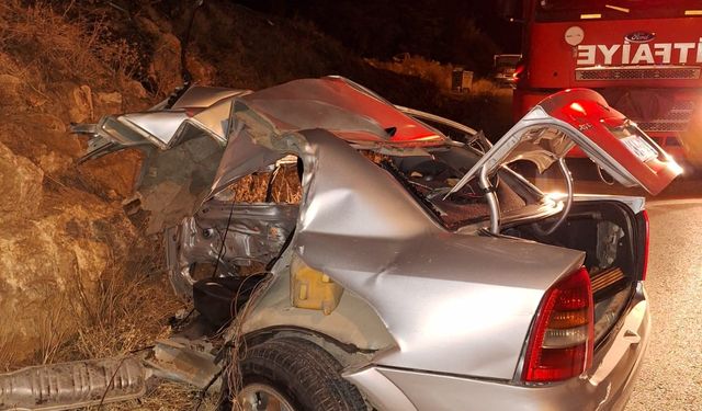 Kahramanmaraş Afşin ilçesinde direğe çarpan otomobil ortadan ikiye ayrıldı: 1 ölü, 1 ağır yaralı